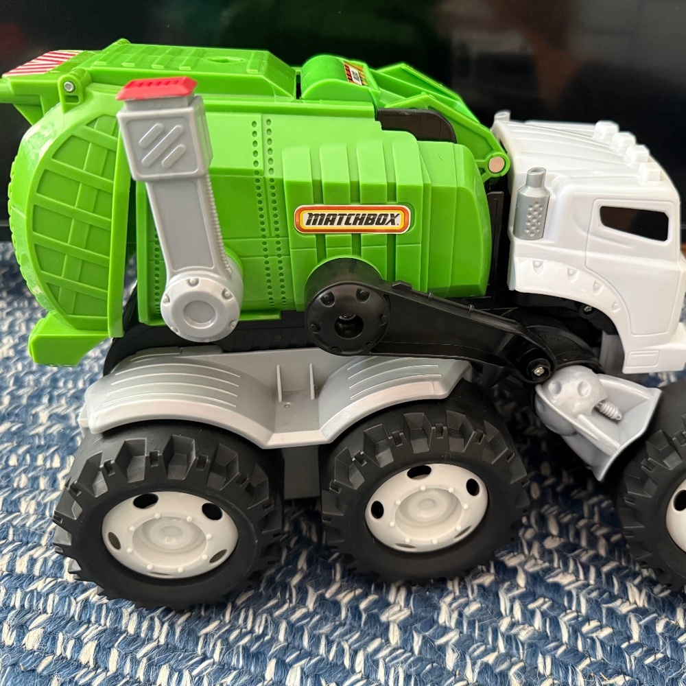 The Stinky Garage by Matchbox / Mattel